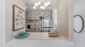 Réfrigérateur, micro-ondes, plaque de cuisson, cafetiÚre/bouilloire