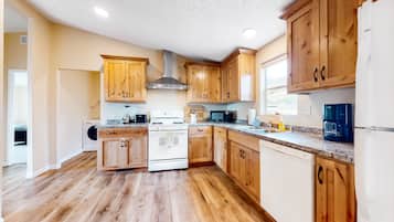 Jääkaappi, mikroaaltouuni, uuni, liesi