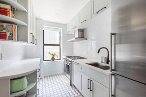 Refrigerador, microondas, horno y parrilla de estufa 