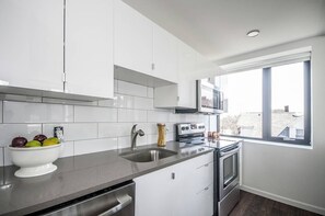 Private kitchen - Newly furnished 1 bed, steps to Boston's restaurants, museums, hospitals, Fenway (Boston)