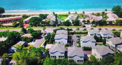 Island Living on Longboat Key 3 minute walk to the beach!