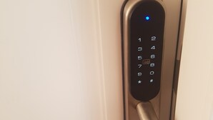 A door with a digital keypad lock and a metallic handle. - Haifa Vintage Rooms (Haifa)