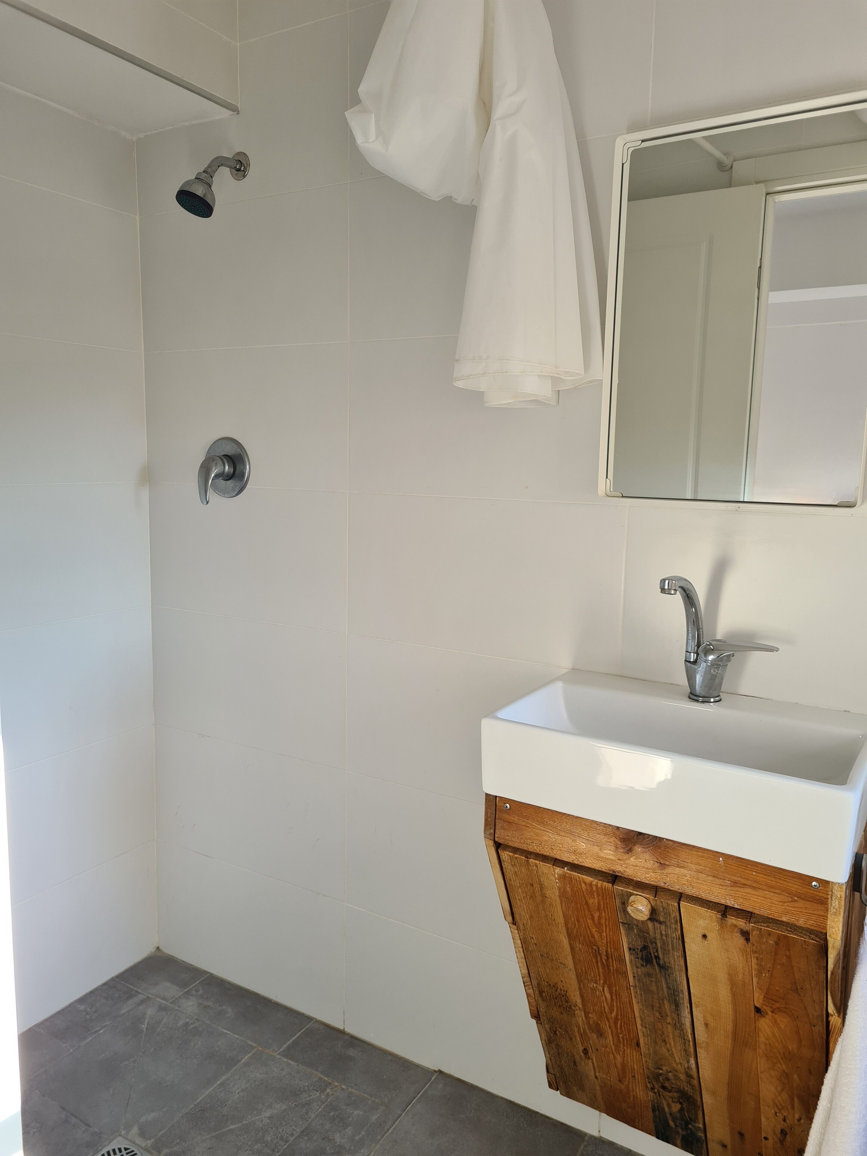 Economy Studio | Bathroom