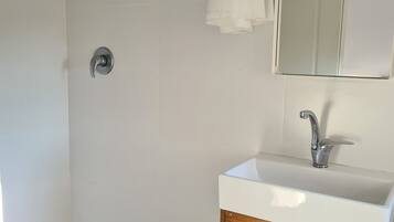Economy Studio | Bathroom