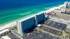 Un hôtel doté d’un grand parking, offrant une vue sur la plage et comprenant un espace piscine.