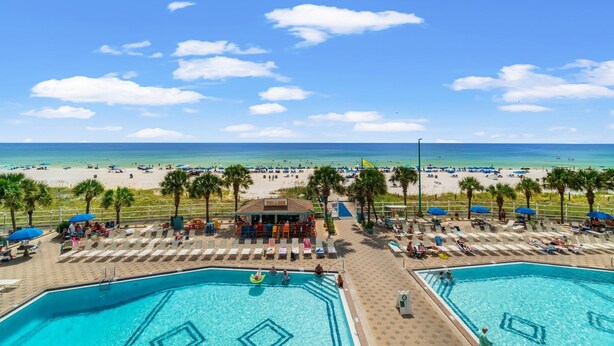 Un complexe hôtelier doté de deux piscines, d’une plage et d’un bar.
