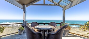 Oceanfront Luxurious Home, Pet Friendly, Hot Tub, Fly In and Walk from Airstrip