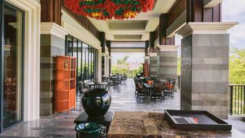 3 restaurantes, se sirven desayunos, comidas y cocina internacional