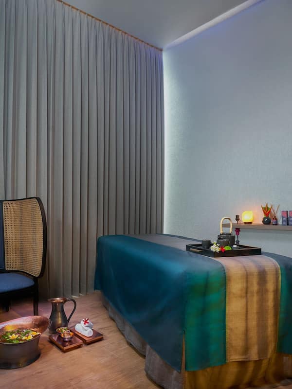 Couples treatment rooms, sauna, steam room, body treatments