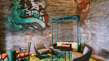 2 bars/lounges, lobby lounge