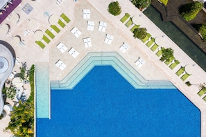 4 outdoor pools, free cabanas, pool umbrellas