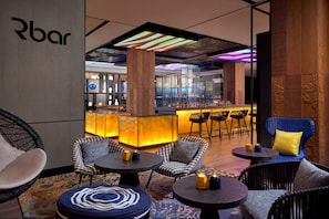 2 bars/lounges, lobby lounge