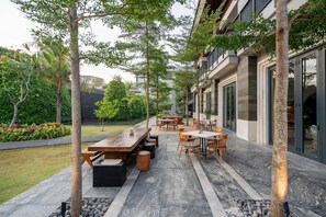 3 restaurants, breakfast, lunch, dinner served; international cuisine