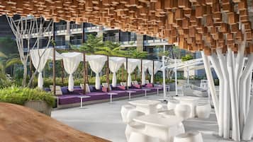 4 outdoor pools, free pool cabanas, pool umbrellas