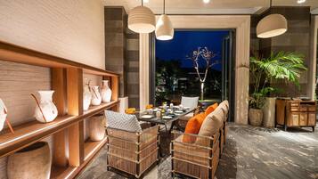 3 restoran, melayani sarapan, makan siang; sajian masakan internasional