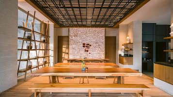 3 restaurantes, se sirven desayunos, comidas y cocina internacional