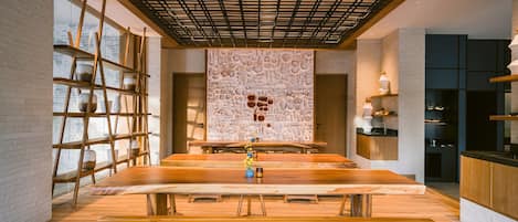 3 restaurants, spécialités Cuisine internationale