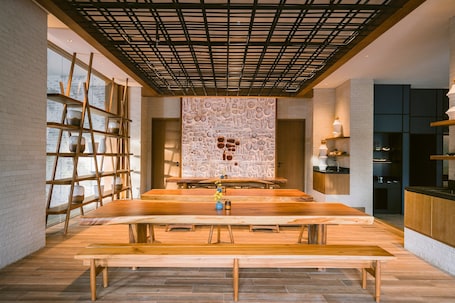 3 restaurants, breakfast, lunch, dinner served; international cuisine