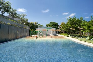 4 outdoor pools, free pool cabanas, pool umbrellas