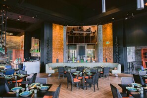 3 restaurants, breakfast, lunch, dinner served; international cuisine 