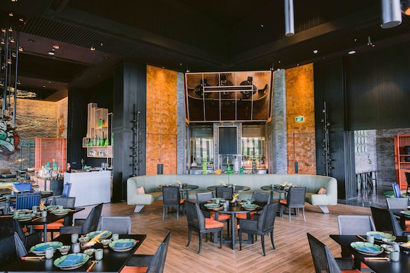 3 restaurants; breakfast, lunch, and dinner served