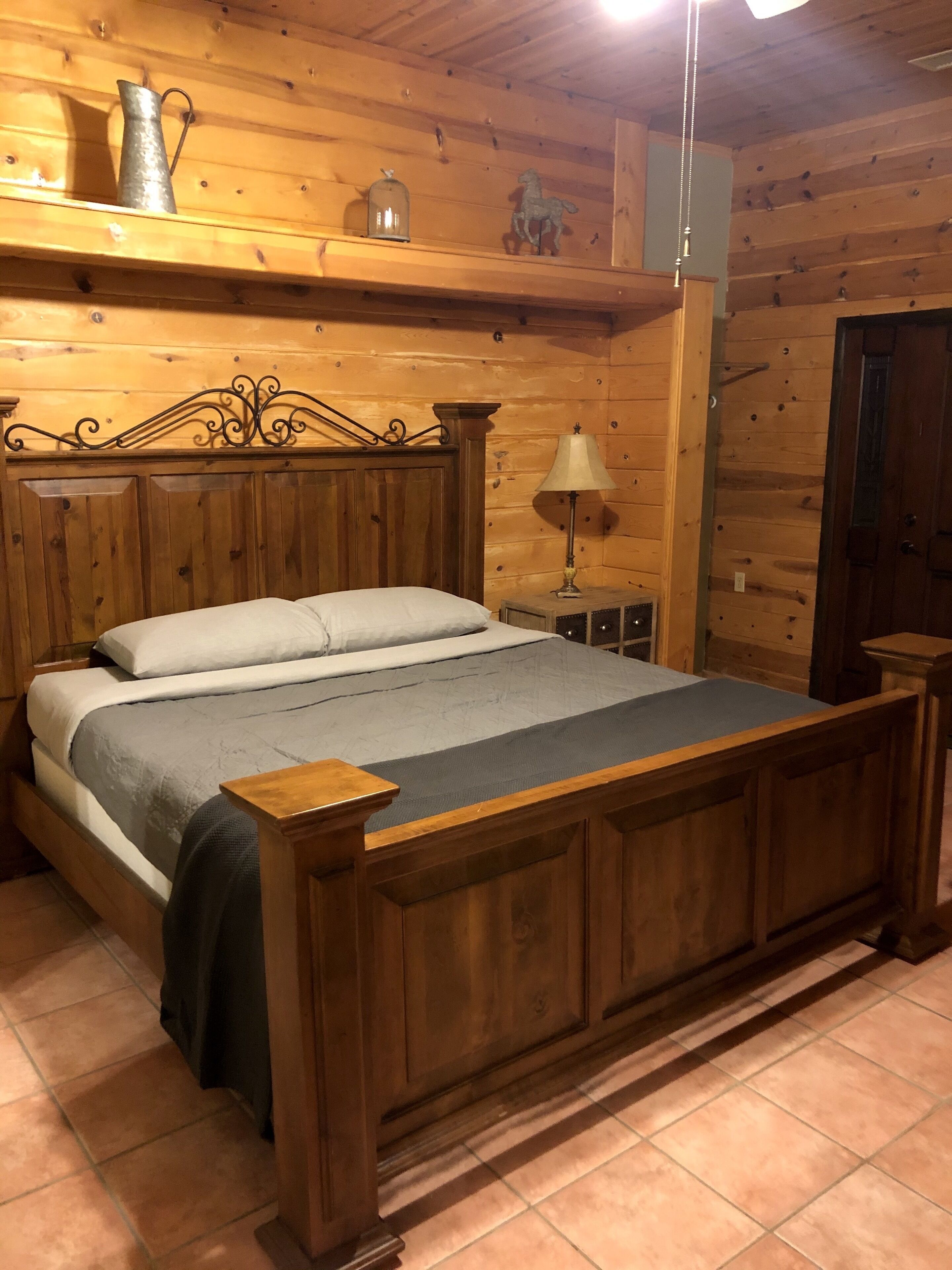 2 soverom, skrivebord, strykejern/-brett og wi-fi (inkludert)