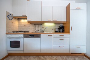 Kühlschrank, Ofen, Geschirrspüler, Wasserkocher