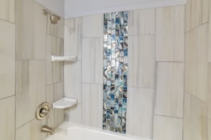 Amenidades de baño gratuitas, secadora de cabello, toallas