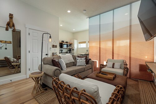 Modern studio with kitchen, laundry, fire pit, grill, & red rock Views!