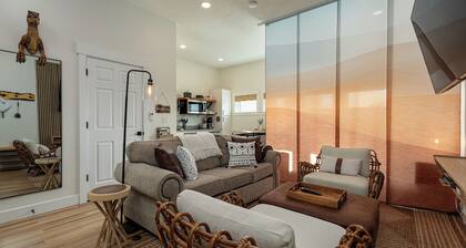 Modern studio with kitchen, laundry, fire pit, grill, & red rock Views!