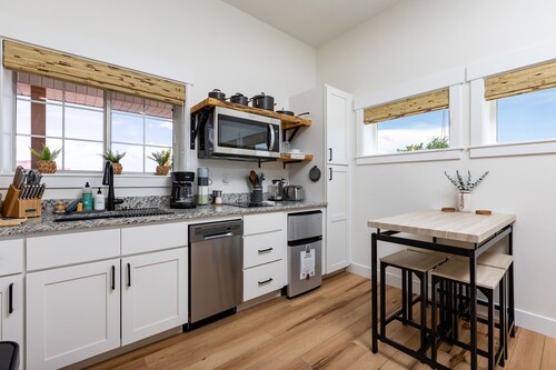 Modern studio with kitchen, laundry, fire pit, grill, & red rock Views!