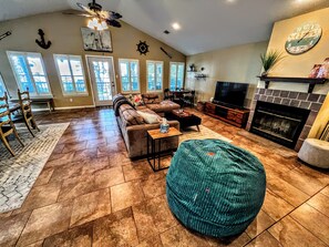 Smart TV, fireplace, stereo
