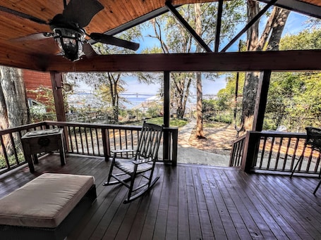 Terrasse/Patio. Charming Lake House Retreat with Private Dock & Expansive Covered Porch