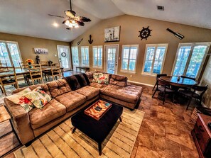 Smart-tv, eldstad och en stereo