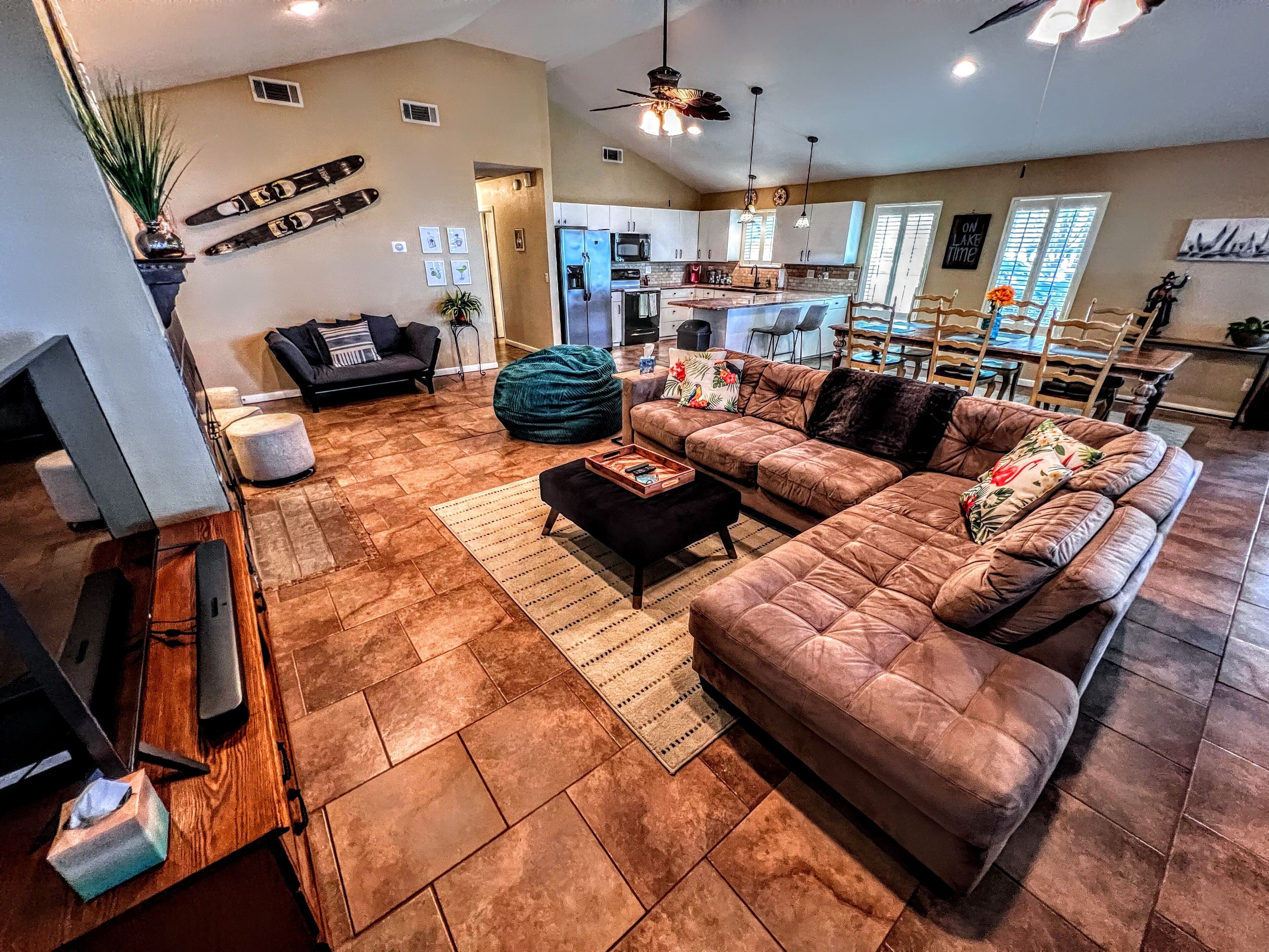 Smart TV, chimenea y estéreo 