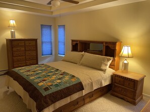 3 habitaciones, escritorio y tabla de planchar con plancha 