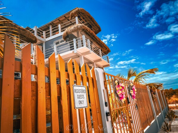 Fachada de la propiedad