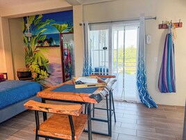 Sunrise King Suite 360 degree views of island from roof top | Zona de estar | Una televisión de pantalla plana, Netflix, servicios de streaming