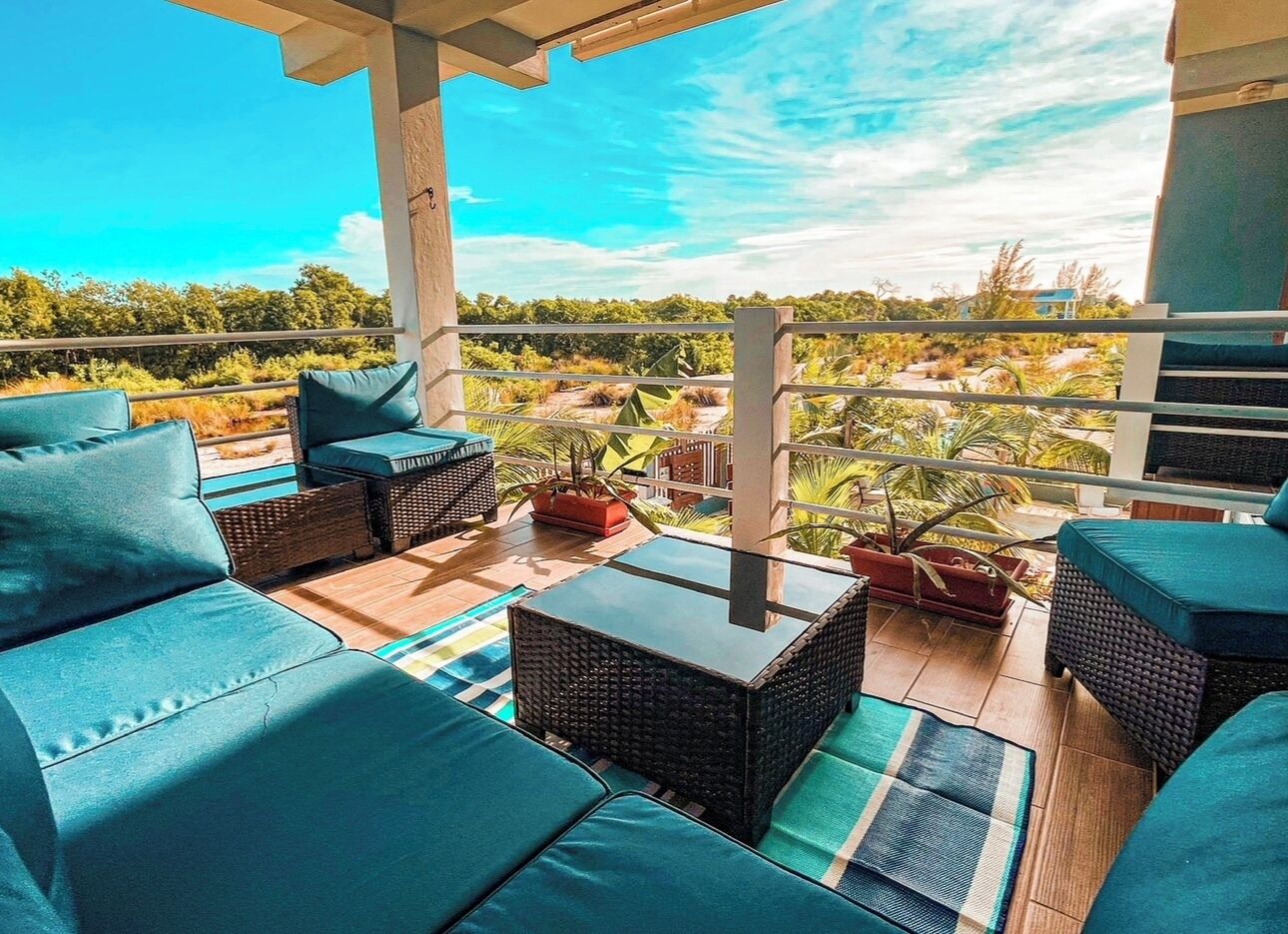 Sunrise King Suite 360 degree views of island from roof top | 露台/庭院