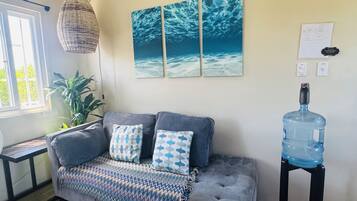 Reef 1br apartment 360 degree views of island from roof top | 客廳 | 43 吋平面電視連數碼電視頻道、Netflix、串流服務