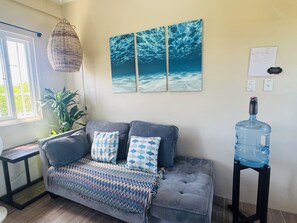 Reef 1br apartment 360 degree views of island from roof top | Área de estar | TV de tela plana 43 polegadas com canais digitais, Netflix