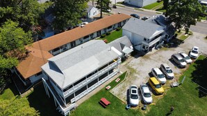 Oversigtsbillede af et motel med en midterbygning og en parkeringsplads.