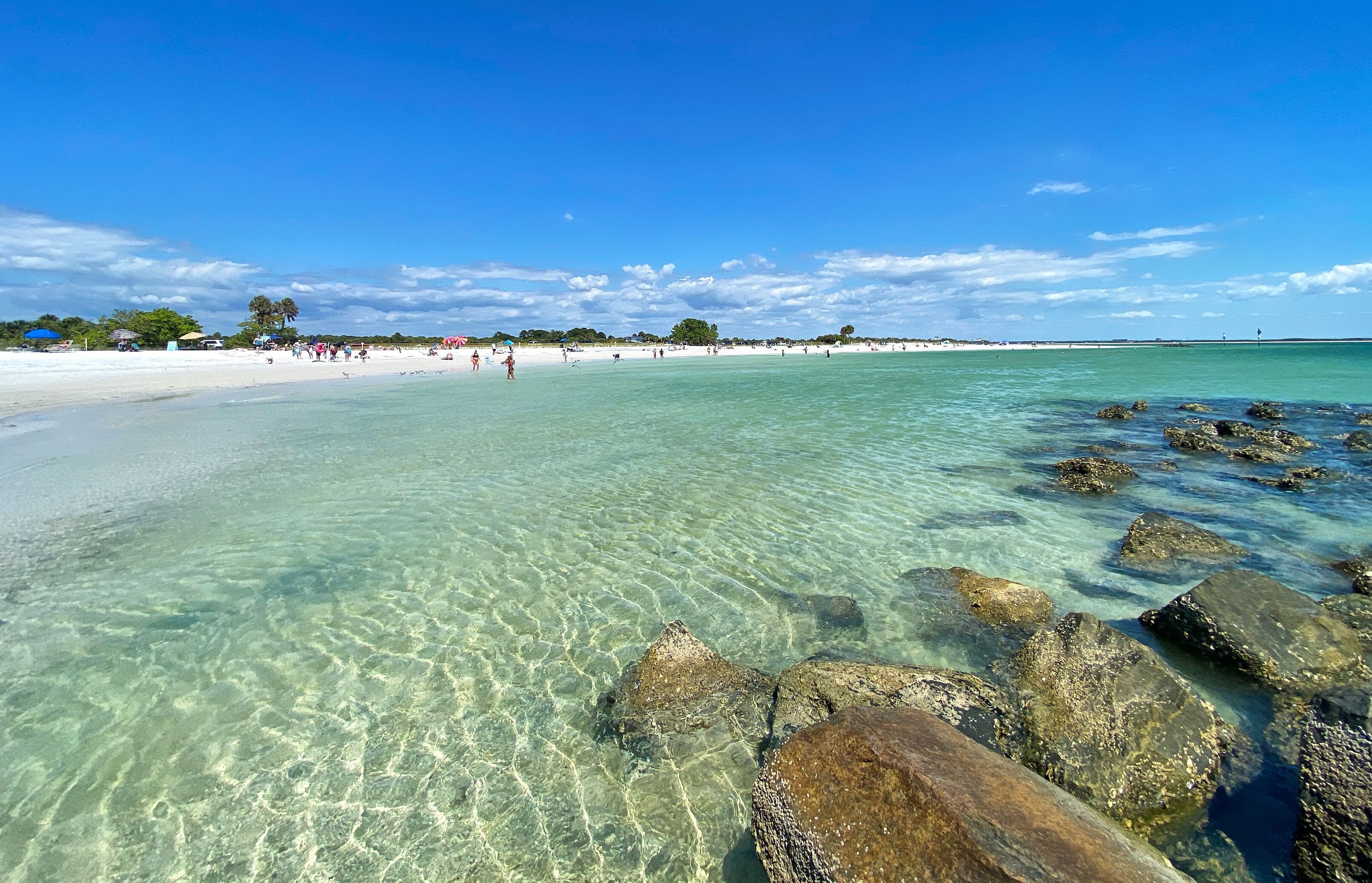 Beach nearby, sun loungers, beach towels