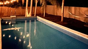 A swimming pool with a hammock and palm trees in the background. - Spacious & Fun Family Gem / Pool, Beach, Blue Jays (Palm Harbor)