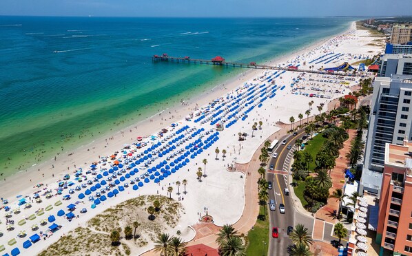 Una playa cerca, sillas reclinables de playa, toallas de playa