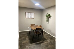 Dining - Cozy Apt w/ Free Parking & Fast Wi-Fi (Marietta)