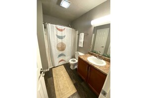 Toallas, jabón, papel de baño 