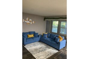 Living area - Cozy Apt w/ Free Parking & Fast Wi-Fi (Marietta)