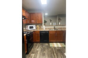 Private kitchen - Cozy Apt w/ Free Parking & Fast Wi-Fi (Marietta)