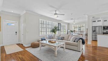 Televisión, estéreo y oficina